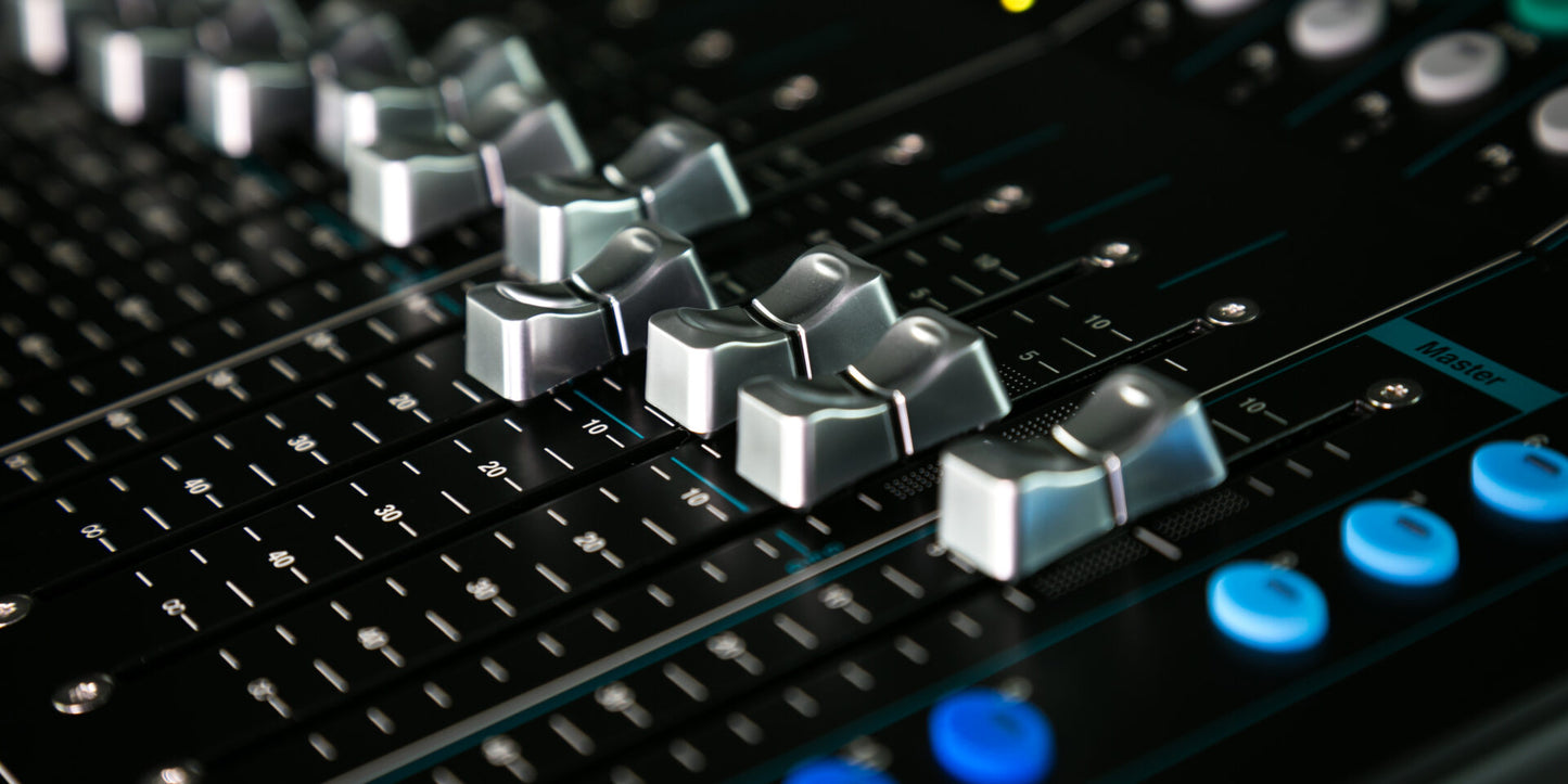 Allen & Heath SQ-5 48 Channel / 36 Bus / 17 Fader Digital Mixer