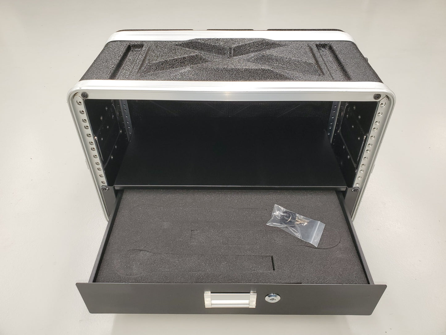ABS 4RU 19" shallow / effects case with 2RU draw
