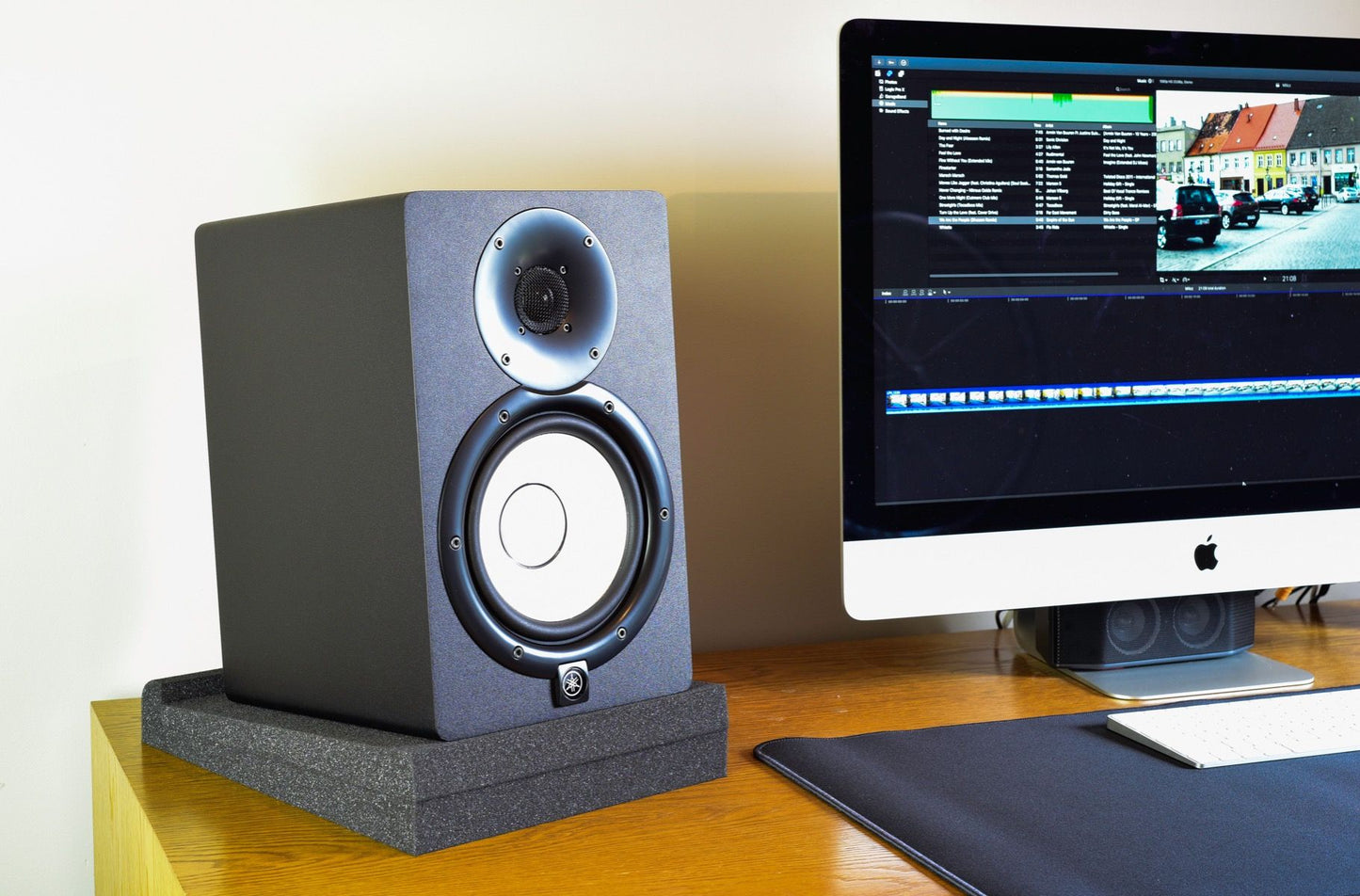 2X SOUNDKING DB039B STEEL STUDIO MONITOR STANDS + ISOLATION PADS