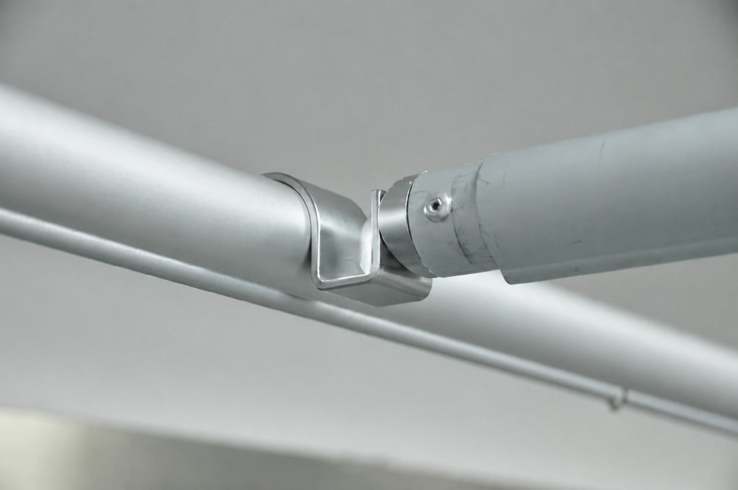 Self hanging bracket for horizontal bar